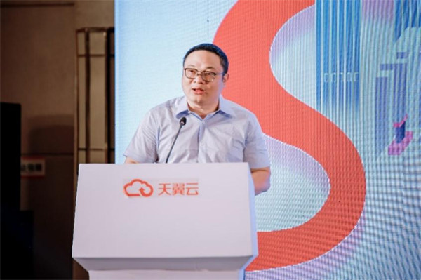 于敉在會上發(fā)言。中國電信重慶公司供圖