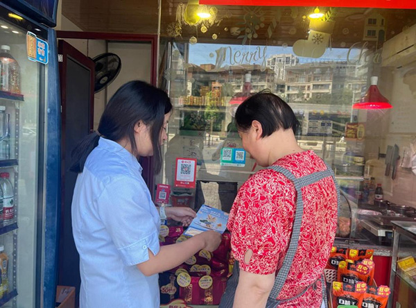 走進(jìn)商戶(hù)開(kāi)展宣傳。浦發(fā)銀行重慶分行供圖