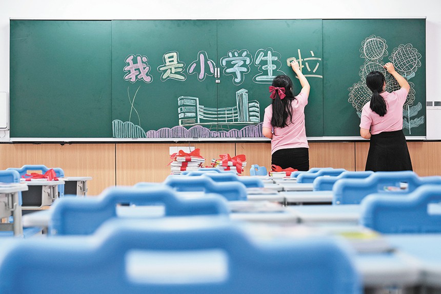 8月27日，北碚區(qū)兩江春暉小學(xué)，兩名教師在繪制“開學(xué)黑板報”。特約攝影 秦廷富/視覺重慶