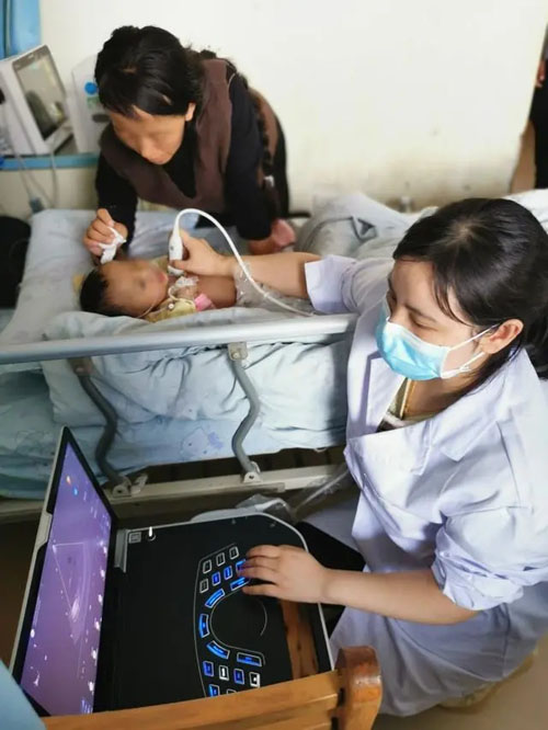 醫(yī)療隊為當?shù)貎和M行先心病篩查。重醫(yī)附屬兒童醫(yī)院供圖