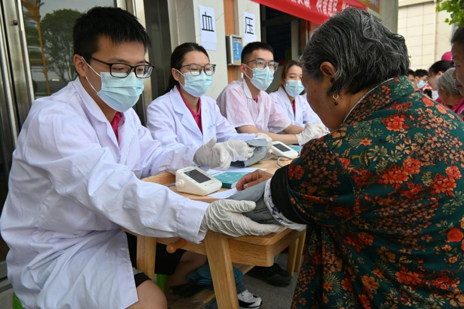 實踐團成員為村民測血壓。主辦方供圖