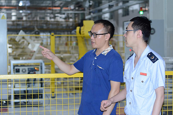 榮昌區(qū)稅務人員到惠達智能家居（重慶）有限公司了解企業(yè)生產(chǎn)經(jīng)營情況，宣傳稅費優(yōu)惠政策。高旭楠攝