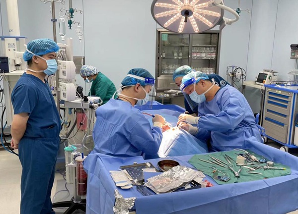 楊彥春為患者進行手術(shù)治療。重慶松山醫(yī)院供圖