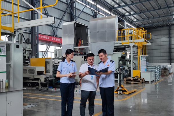 銅梁稅務(wù)人員走訪重慶友盟鑫金屬科技有限公司，宣傳講解留抵退稅等稅費(fèi)支持政策。 劉星鑫攝