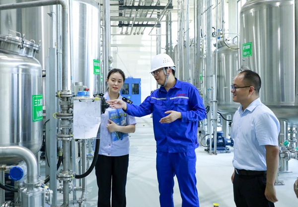 在重慶天地藥業(yè)的新產(chǎn)業(yè)園內(nèi)，忠縣稅務(wù)人員走訪了解企業(yè)生產(chǎn)情況，宣傳輔導(dǎo)稅收優(yōu)惠政策。宋棚祥攝