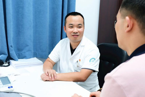 許云在門診工作中。蔣永勁攝