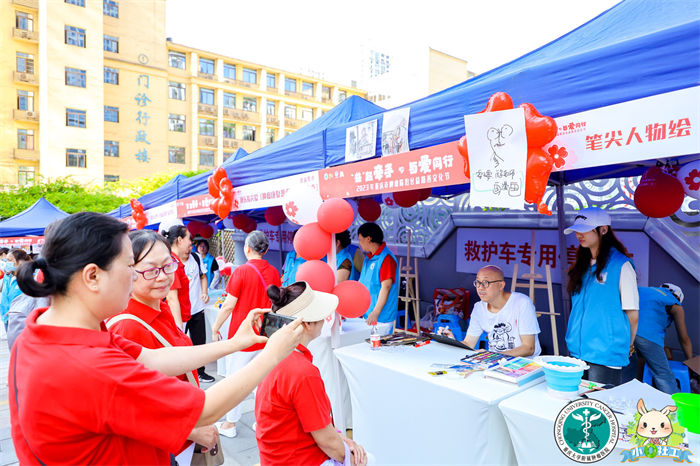 漫畫大師現(xiàn)場作畫傳遞溫暖。重慶市腫瘤醫(yī)院供圖