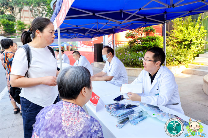 醫(yī)務(wù)人員開展義診。重慶市腫瘤醫(yī)院供圖