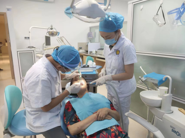 市民下班后來就診。院方供圖