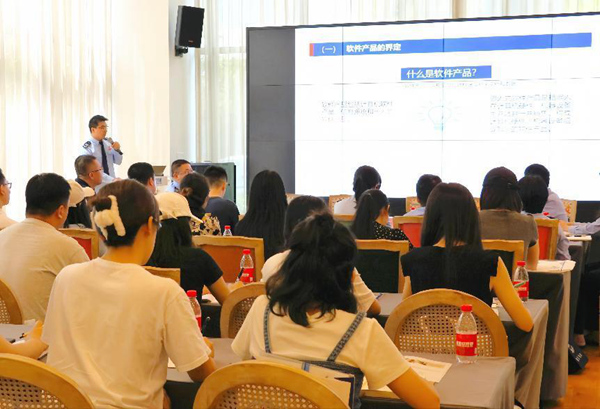 重慶經(jīng)開區(qū)稅務(wù)局組織人員走進(jìn)重慶軟件園，向園區(qū)軟信企業(yè)講解相關(guān)稅費優(yōu)惠政策，開展專題答疑。 歐陽蕾攝