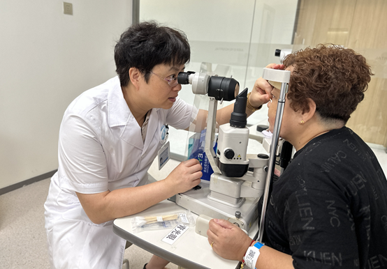 張曉城為患者檢查眼部情況。重慶南坪愛爾眼科醫(yī)院供圖