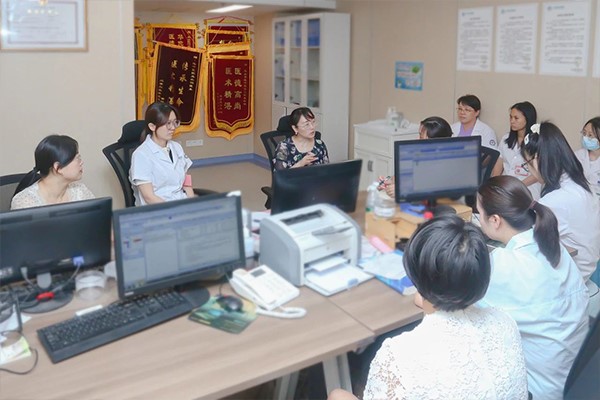 交流現(xiàn)場(chǎng)。重慶安琪兒婦產(chǎn)醫(yī)院供圖