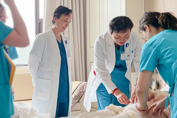 查房現(xiàn)場。重慶安琪兒婦產(chǎn)醫(yī)院供圖