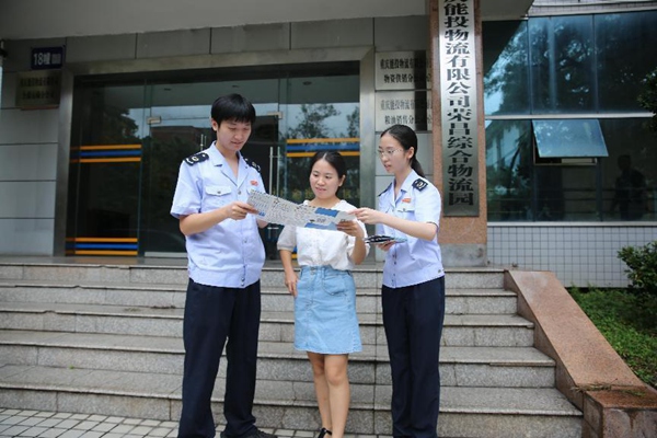 在重慶能投物流有限公司，榮昌區(qū)稅務(wù)人員向公司財(cái)務(wù)人員宣傳物流企業(yè)相關(guān)稅費(fèi)優(yōu)惠政策。文明燕攝