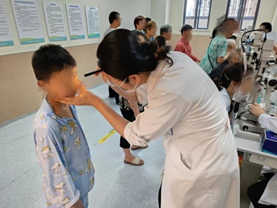 醫(yī)生徐琳琳為患者進行術(shù)前檢查。重慶愛爾眼科醫(yī)院總院供圖