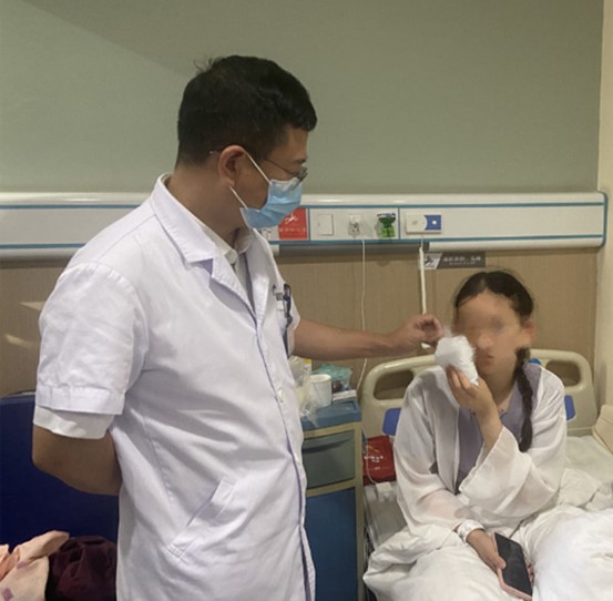 醫(yī)生袁洪峰為患者做檢查。重慶愛爾眼科醫(yī)院總院供圖