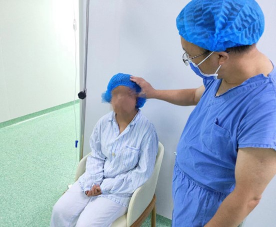 醫(yī)生周自強為患者做檢查。重慶愛爾眼科醫(yī)院總院供圖