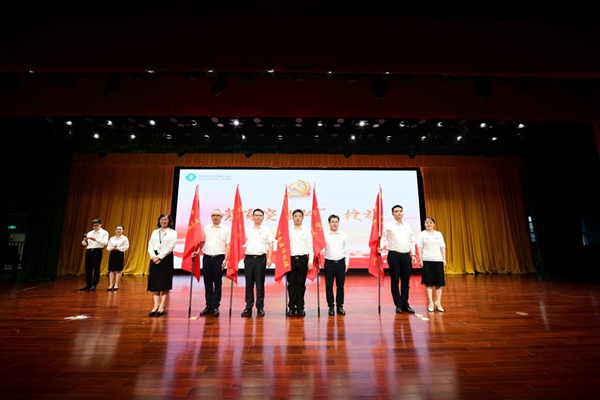 黨員突擊隊授旗儀式。重醫(yī)附屬璧山醫(yī)院供圖