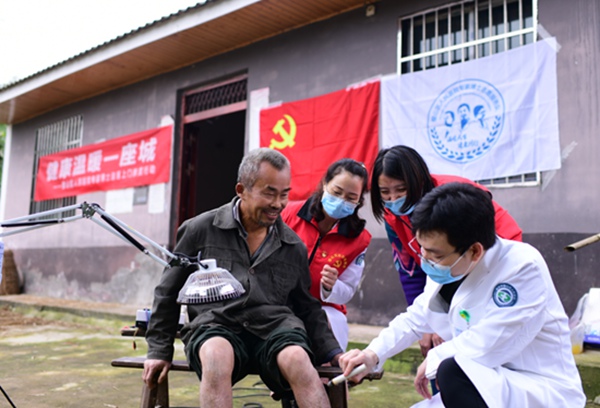 上門為患者服務(wù)。重醫(yī)附屬璧山醫(yī)院供圖