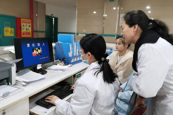 霧化吸入技術(shù)指導(dǎo)。璧山區(qū)青杠街道社區(qū)衛(wèi)生服務(wù)中心供圖