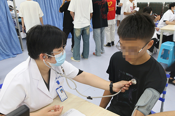 體檢現(xiàn)場。重慶西區(qū)醫(yī)院供圖