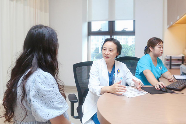 但陽(yáng)（中）為患者進(jìn)行診療。重慶安琪兒婦產(chǎn)醫(yī)院供圖