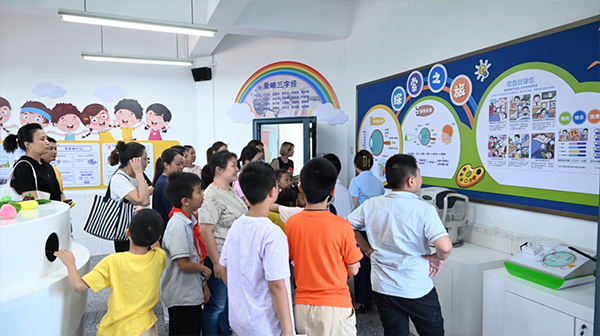 學(xué)生和家長(zhǎng)參觀校園眼健康科普站。重慶南坪愛爾眼科醫(yī)院供圖