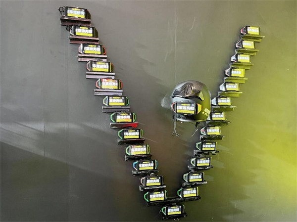 智能頭盔屏。馬春鵬攝