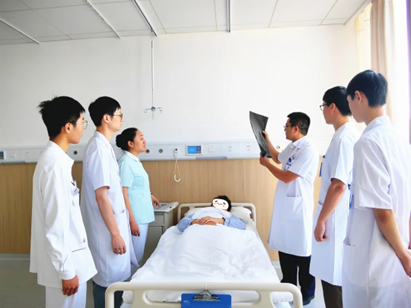 陳賢明和護(hù)士長(zhǎng)楊柳正在查房。重慶西區(qū)醫(yī)院供圖