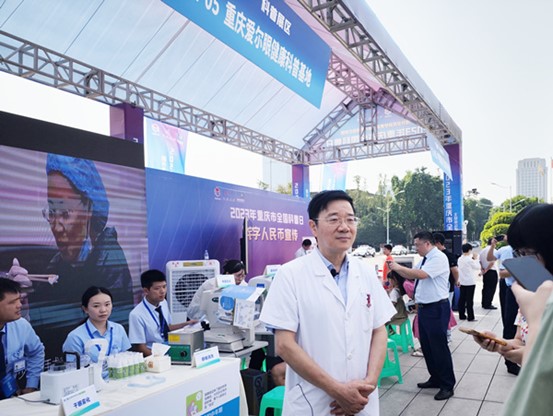 趙敏進行科普講解。重慶愛爾眼科醫(yī)院總院供圖