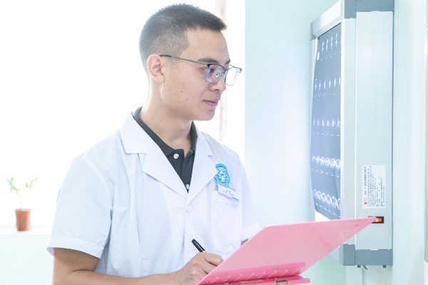 長壽區(qū)婦幼保健院乳腺外科主任醫(yī)師李毅。田倩攝