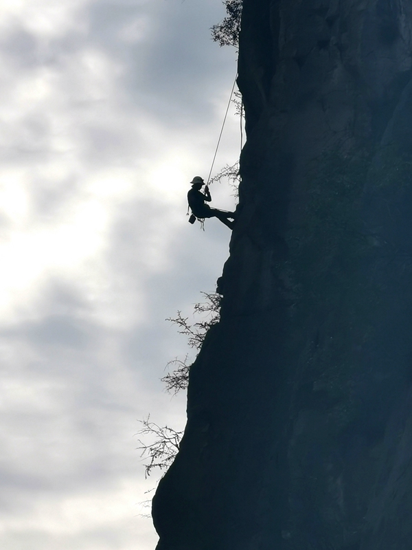 《高空攀巖，地調(diào)剪影》。7月，為做好庫(kù)區(qū)危巖治理工作，重慶地質(zhì)礦產(chǎn)研究院派出“蜘蛛人”開展高空調(diào)查，為監(jiān)測(cè)設(shè)備安裝找準(zhǔn)定位。鄧朝松攝