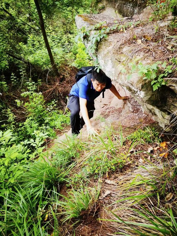 《躬身前行》。7月13日，川東南勘察公司駐守地質(zhì)工程師宋增寶在合川區(qū)龍鳳鎮(zhèn)龍多山危巖現(xiàn)場(chǎng)核實(shí)調(diào)查。孫煜攝