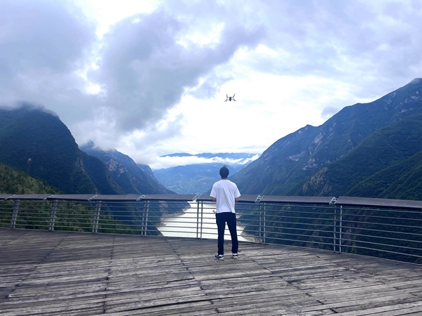 《無人機(jī)巡查》。入汛以來，重慶地質(zhì)礦產(chǎn)研究院扎實(shí)開展奉節(jié)縣庫區(qū)地質(zhì)災(zāi)害專業(yè)監(jiān)測(cè)預(yù)警工作，為做好危巖觀測(cè)、定位危巖地點(diǎn)，駐守地質(zhì)工程師通過無人機(jī)航拍開展有關(guān)工作。連鑫龍攝