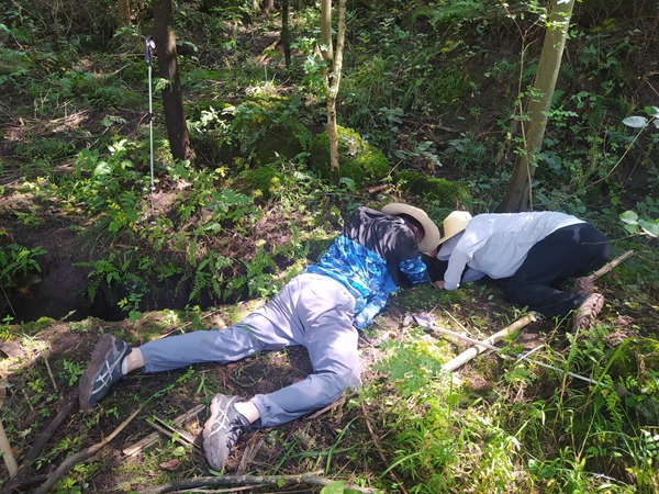 《心跳與大地同頻共振》。8月11日，在云陽縣青龍街道，107地質(zhì)隊(duì)云陽駐守小組對(duì)轄區(qū)地災(zāi)點(diǎn)開展巡查工作，駐守工程師趴在地上對(duì)地裂縫進(jìn)行測(cè)量觀察。李明亮攝