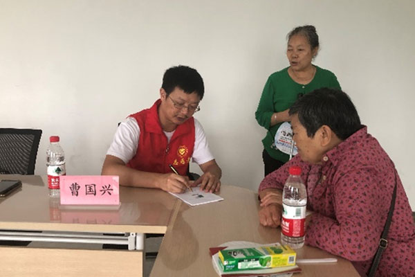 耐心解答。重慶市精神衛(wèi)生中心供圖