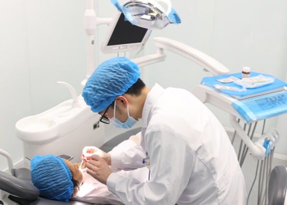 口腔內(nèi)科醫(yī)生為患者治療。重慶西區(qū)醫(yī)院供圖