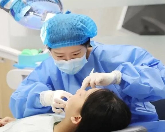醫(yī)生為患者進行口腔正畸。重慶西區(qū)醫(yī)院供圖