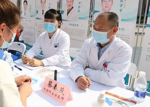 口腔科積極走進社區(qū)為居民義診。重慶西區(qū)醫(yī)院供圖