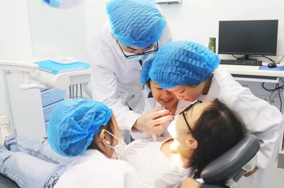 舉辦小小牙醫(yī)體驗活動。重慶西區(qū)醫(yī)院供圖