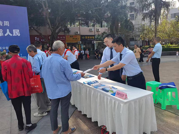 走進社區(qū)開展金融宣教。浦發(fā)銀行重慶分行供圖