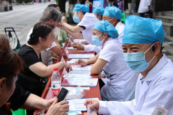 醫(yī)院組織老專(zhuān)家在盤(pán)溪河社區(qū)開(kāi)展口腔義診和健康咨詢(xún)。重醫(yī)附屬口腔醫(yī)院供圖