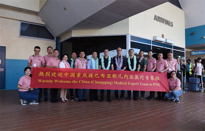 第12批中國（重慶）援巴新醫(yī)療隊(duì)到機(jī)場迎接短期專家組一行。黃楓攝