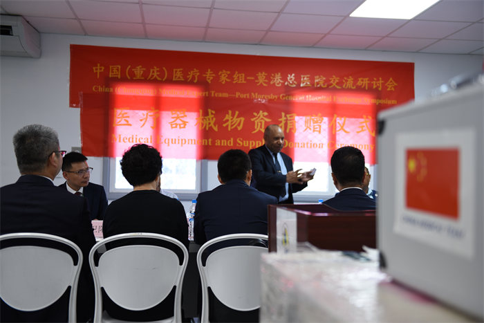 巴新莫港總醫(yī)院CEO  Dr.Paki Molumi（帕基·莫魯米）熱烈歡迎專家組一行的到來。黃楓攝