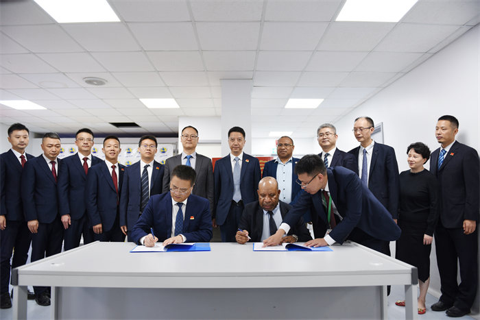 專家組副團(tuán)長、重慶醫(yī)科大學(xué)附一院副院長肖明朝與巴新莫港總醫(yī)院CEO Dr.Paki Molumi在捐贈(zèng)協(xié)議上簽字