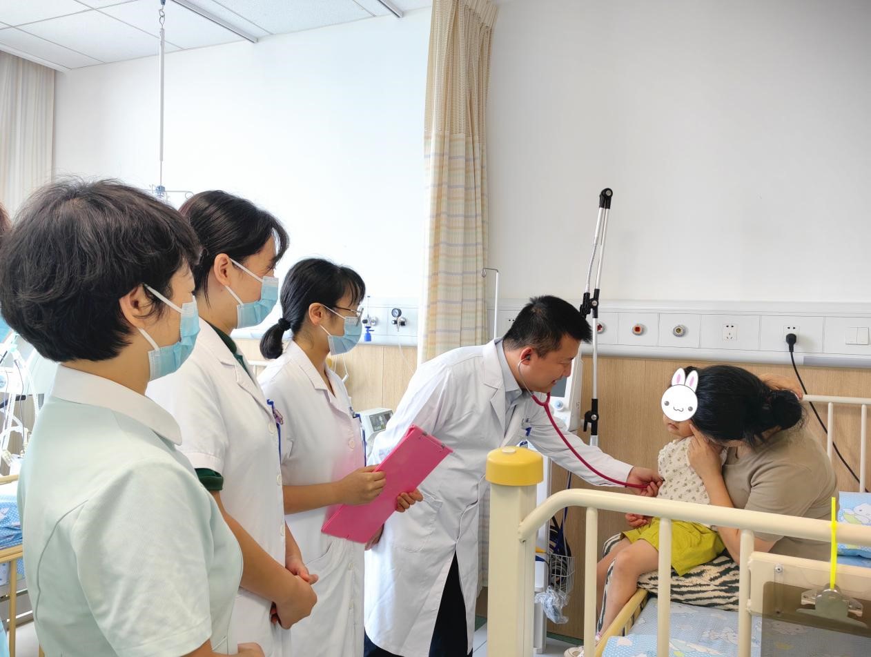 兒科主任張興道和護(hù)士長(zhǎng)馬黎毅帶隊(duì)查房。重慶西區(qū)醫(yī)院供圖