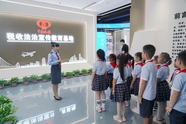 9月13日，在渝北區(qū)稅收法治宣傳教育基地，稅務人員給渝北區(qū)數據谷小學的同學們講解稅收發(fā)展史。紀源攝