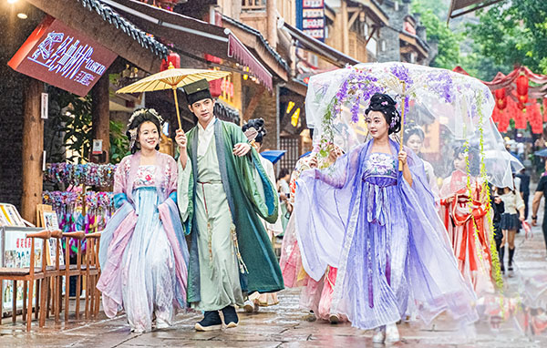 古風(fēng)游行。重慶十八梯供圖