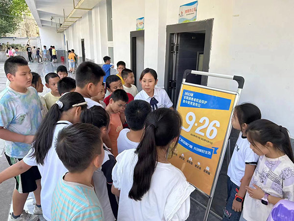 重慶農(nóng)商行豐都支行走進(jìn)豐都縣濱江小學(xué)為在校師生普及金融知識。重慶農(nóng)商行供圖