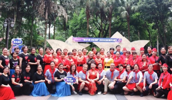 綠韻康城業(yè)主社群合影。金科服務(wù)供圖